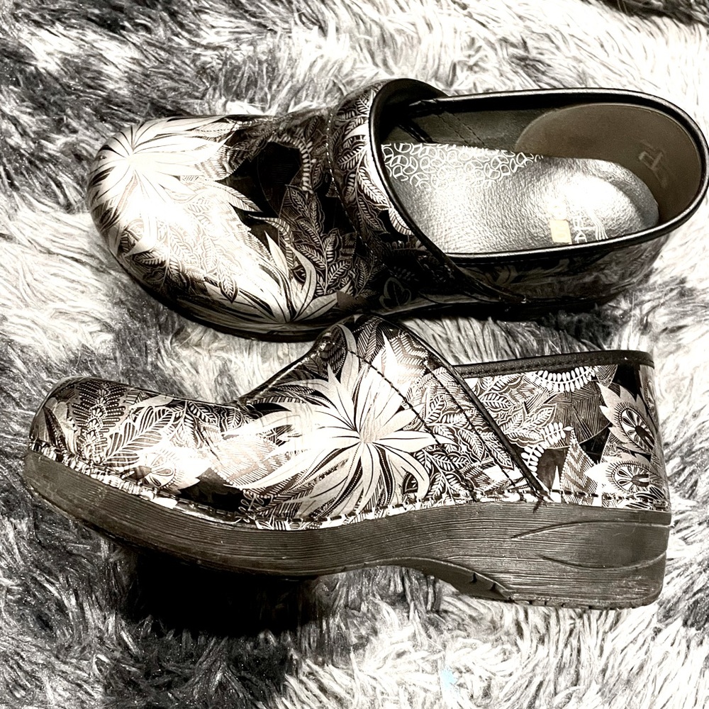 Dansko XP 2.0 size 40 silver and black flower pattern. Worn a handful of times.